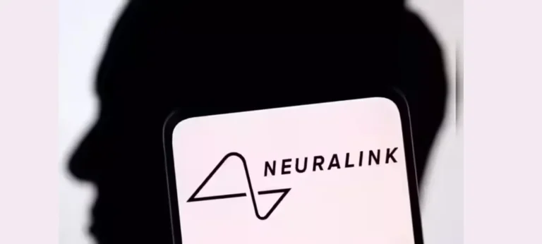 Neuralink يخطط لتجربة زرع دماغي لتحويل الأفكار إلى كلام