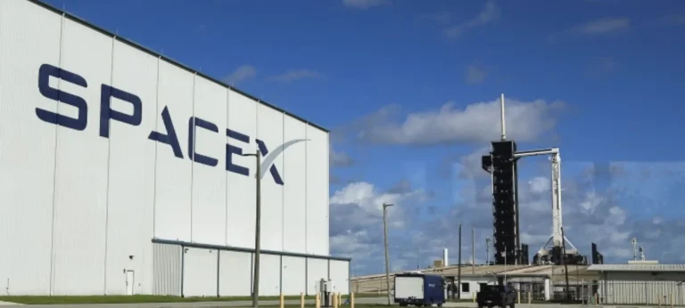 SpaceX تقدم طلبًا لإطلاق مليون قمر صناعي لدعم الذكاء الاصطناعي