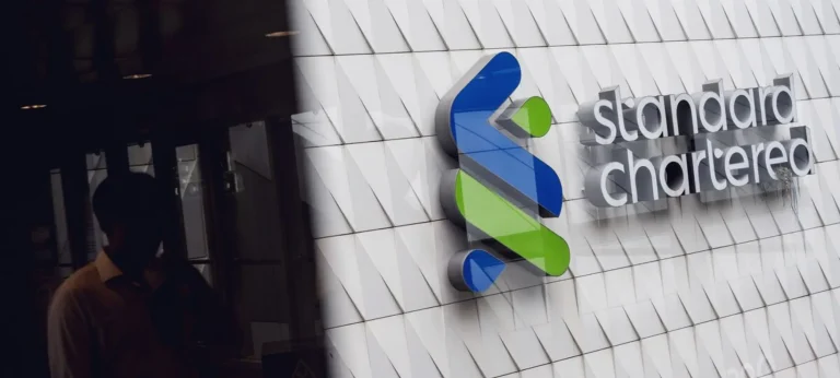 Standard Chartered يخطط لتسريحات واسعة مع توسع الذكاء الصناعي