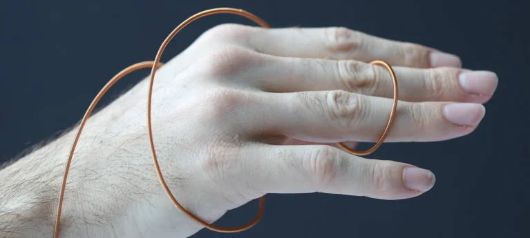 محرك دقيق من EPFL يحول الملابس إلى روبوتات قابلة للحركة